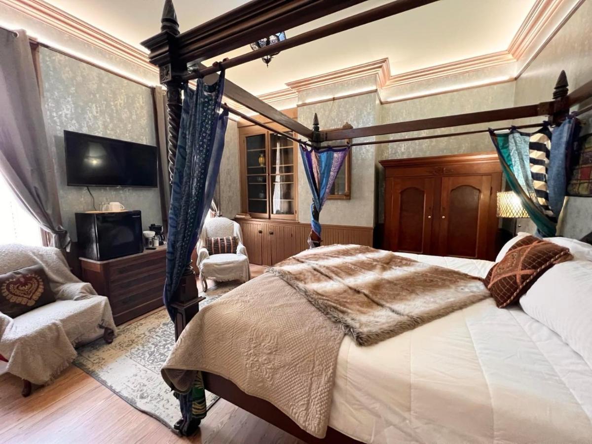Bed and breakfast 1001 Nights Historic Adults Only